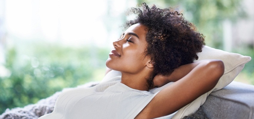 Jovem relaxada deitada dormindo