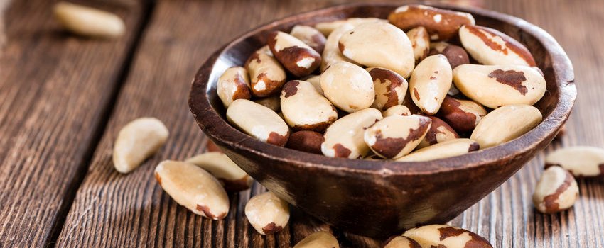 pote de madeira recheado com castanhas-do-pará