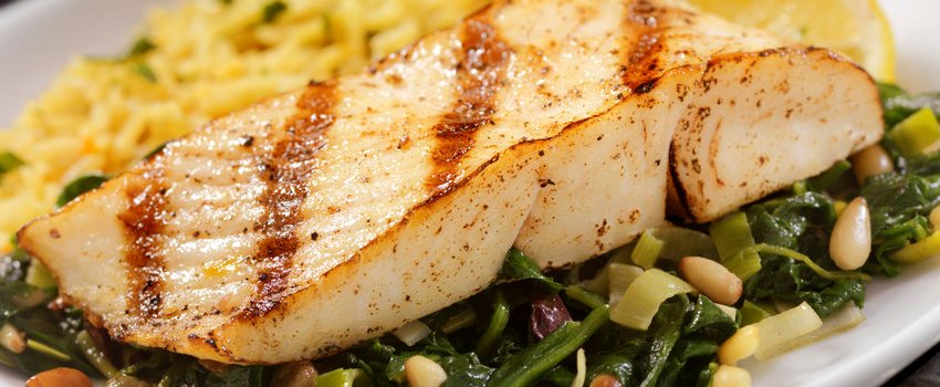 Filé de peixe grelhado com legumes 