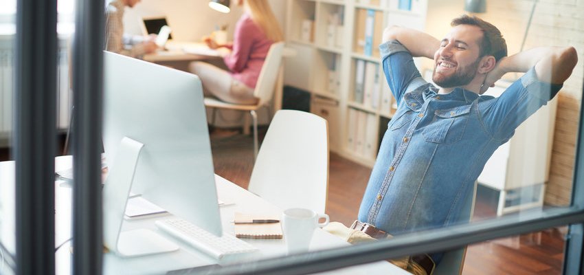 Homem se espreguiando na cadeira do trabalho