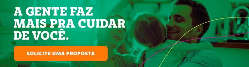 Banner com uma família feliz: mão, pai e filho. O texto à esquerda diz "A gente faz mais pra cuidar de você", e, abaixo, "Solicite uma proposta"