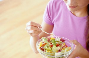 mulher comendo alimentos