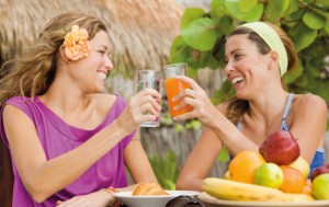 Mulheres sorrindo bebendo refresco