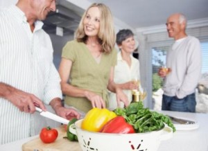 Famlia feliz preparando salada.