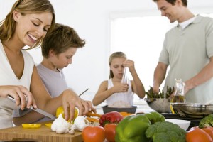 familia preparando alimentacao