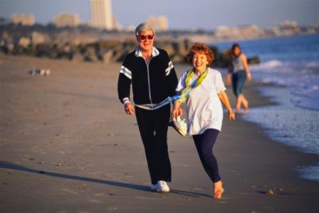 Casal feliz andando na praia