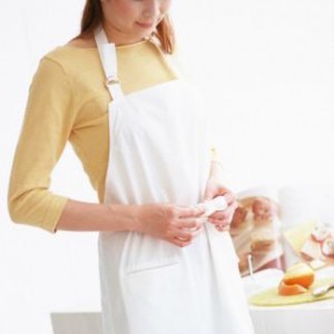 Mulher com avental de cozinha