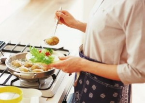 Mulher cozinhando no fogo