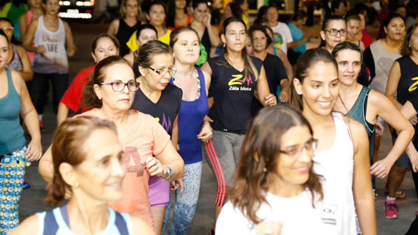 Mulheres realizando atividade física