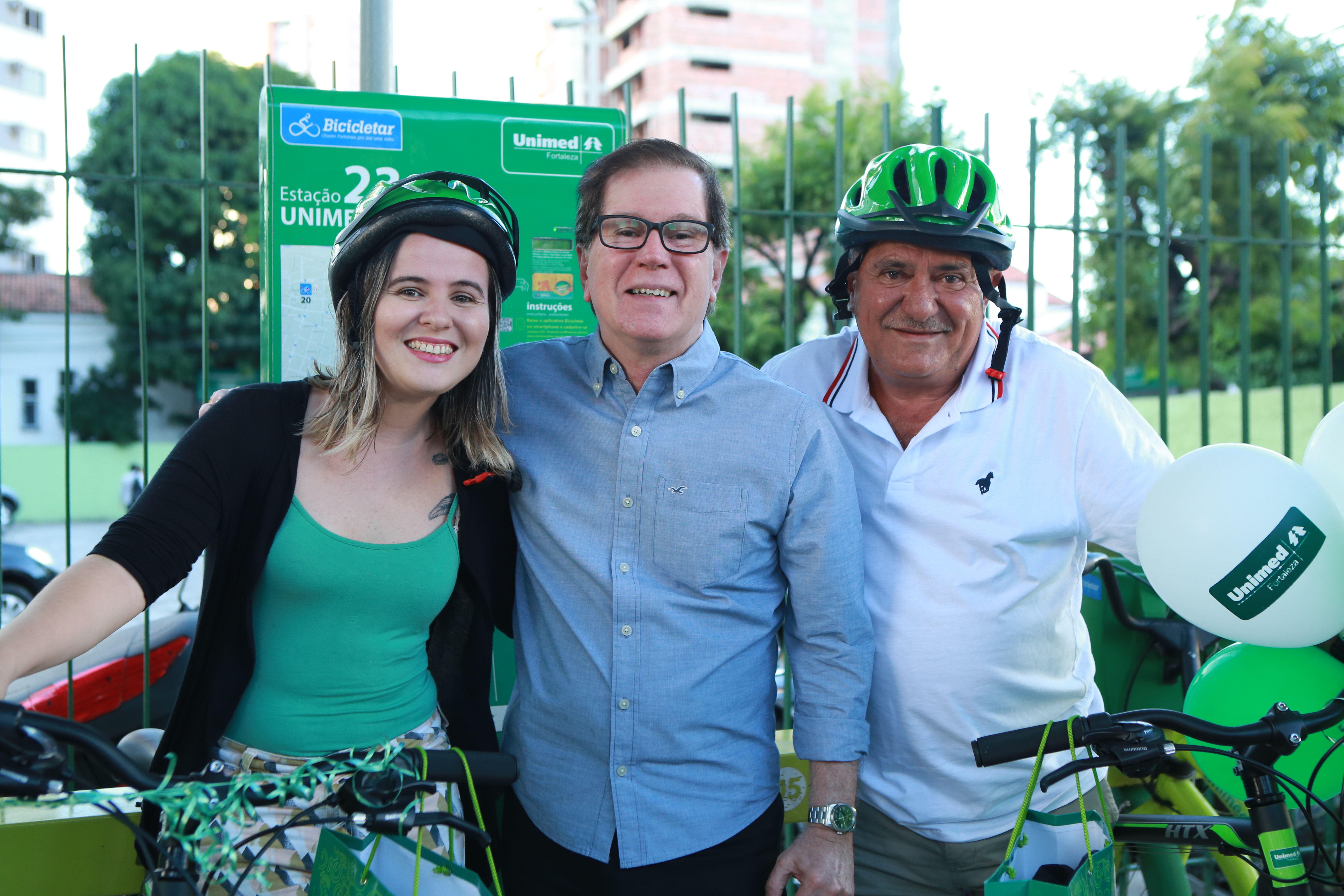 Entrega das bicicletas. Luisa Lemos, Dr. Joo Borges e Vagner Freitas