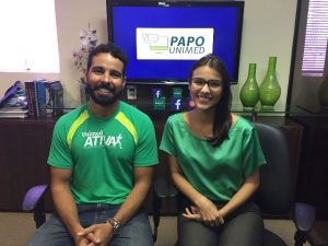 Foto da apresentadora do Papo Unimed com o entrevistado da edição, Eduardo Parente.