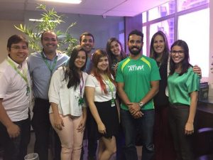 Foto de toda a equipe do Papo Unimed reunida com o entrevistado da edição, Eduardo Parente