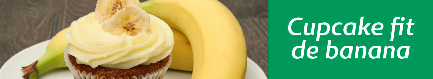Banner com uma foto do cupcake de banana de um lado e o texto branco com fundo verde escrito "cupcake fit de banana" do outro