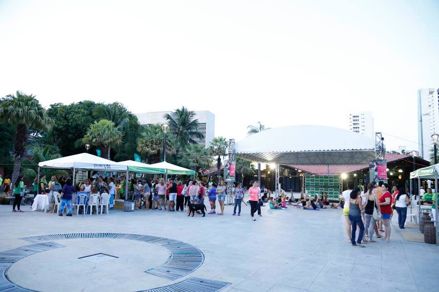 Evento sendo realizado na Praa Luiza Tvora com stands e pessoas sendo atendidas e realizando exerccios fsicos