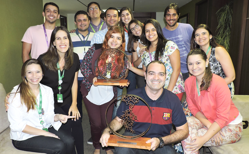 Foto da equipe de marketing reunida com os prmios nacionais de acessibilidade na web