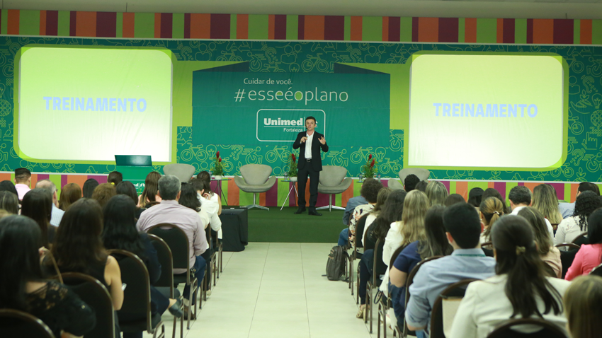 Dr. Elias Leite realizando palestra e pblico assistindo