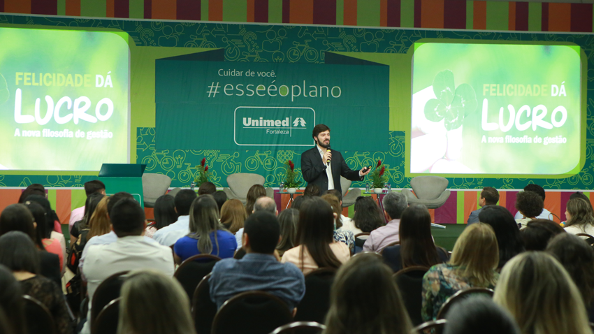 Mrcio Fernandes realizando palestra e pblico assistindo