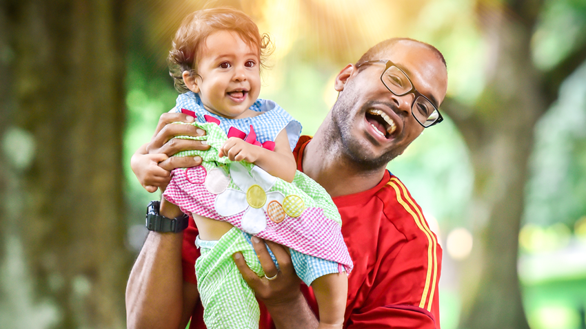 Homem segurando filha nos braos bem felizes