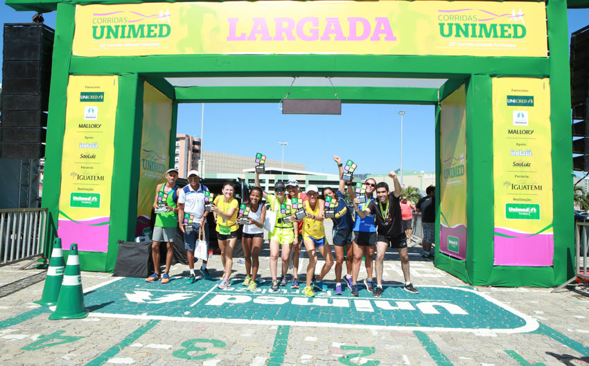 largada da corrida na pistativa com os ganhadores segurando trofus