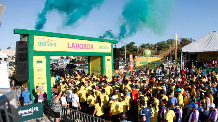 largada da corrida com corredores reunidos 