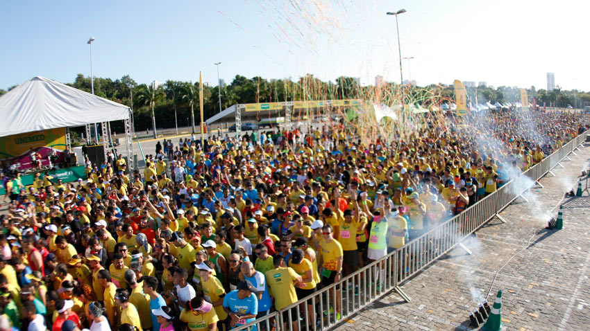 corredores reunidos no momento da largada