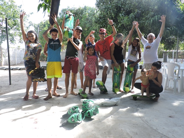 crianças segurando equipamentos doados