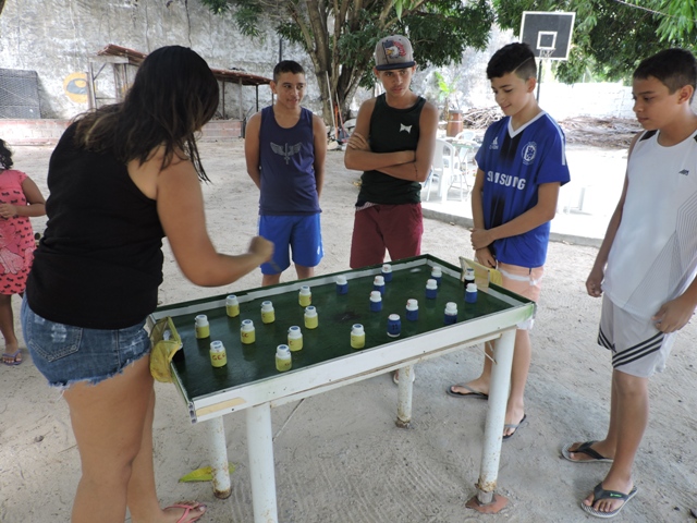 crianças jogando pebolin