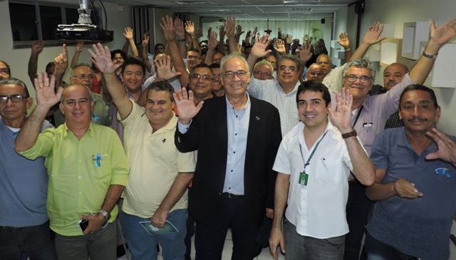 Palestrantes e integrantes da palestra do novembro azul com as mos levantadas