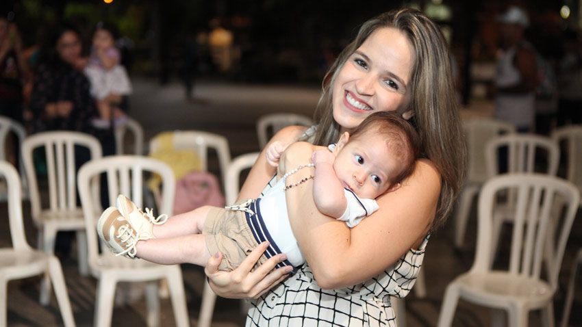 Colaboradora Vivian Costa segurando seu filho beb no colo