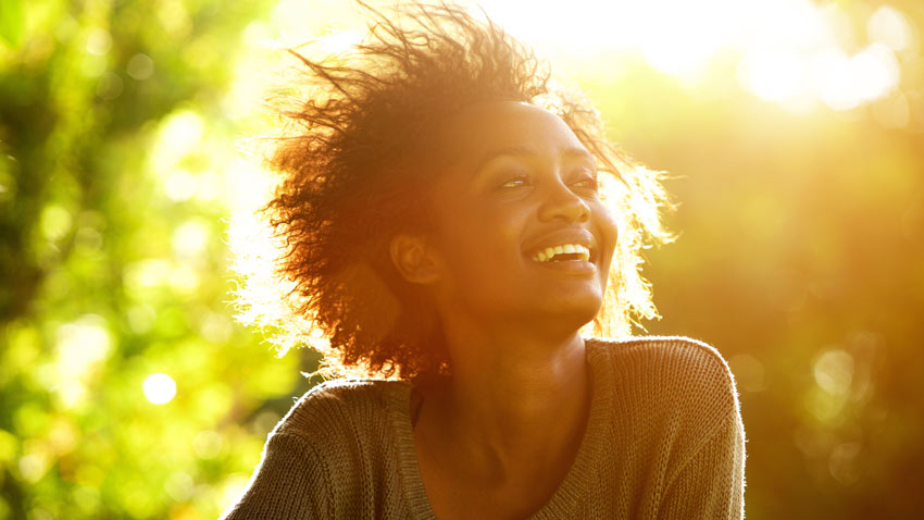 Mulher sorrindo feliz com fundo verde atrs