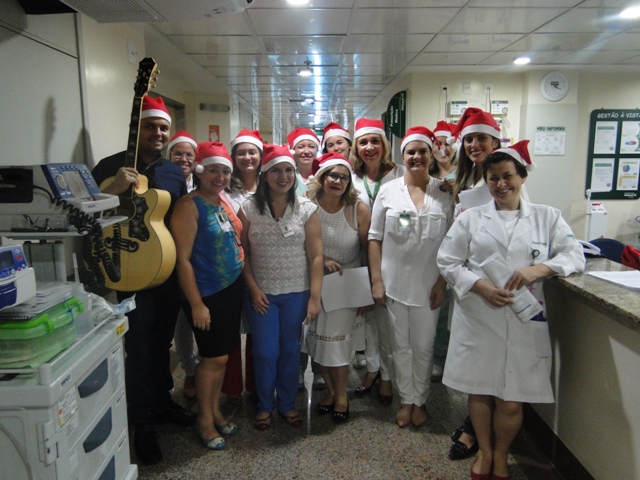 Profissionais do Hospital vestidos com gorro de papai noel posando para foto