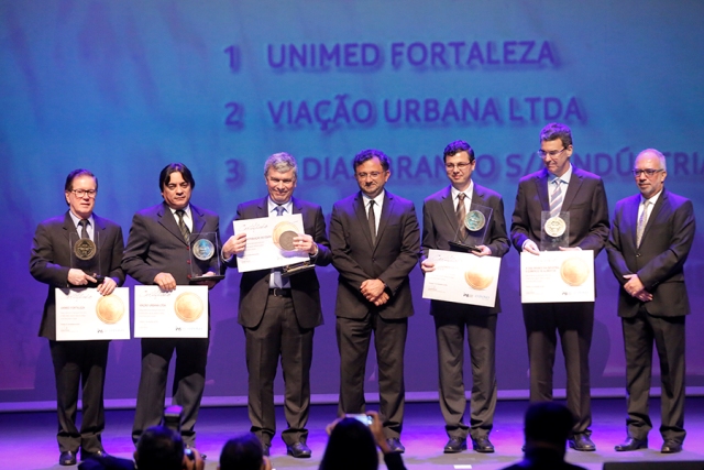 Ganhadores do Prmio Delmiro Gouveia em cima do palco