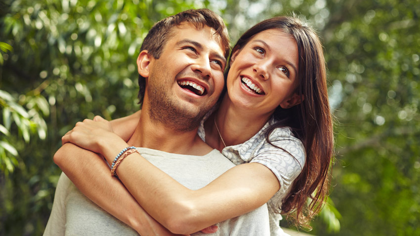 Casal feliz abraado