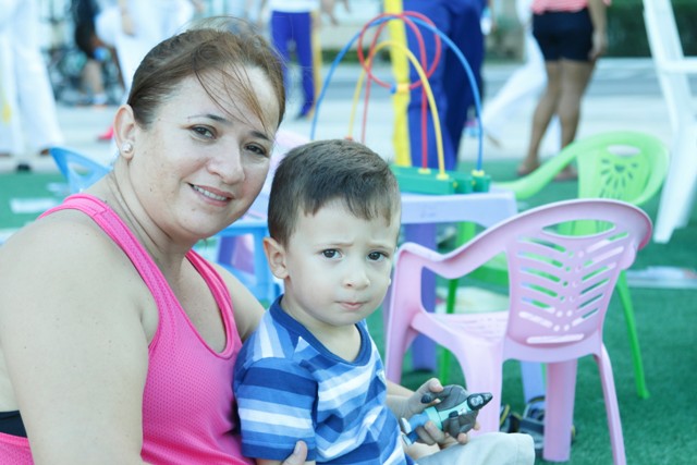 Márcia Vidal e seu filho Artur no espaço unimed ativa