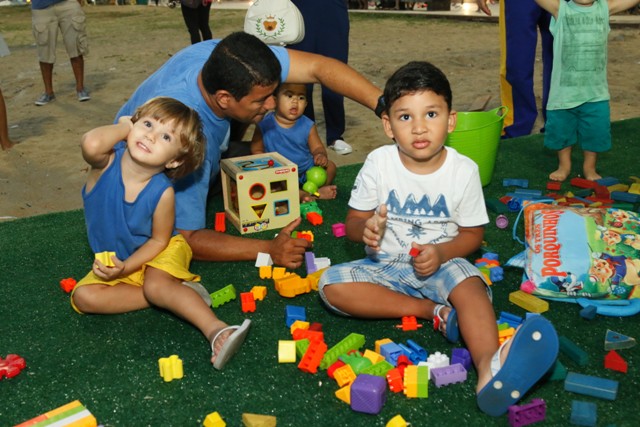 crianças brincando sentadas no chão