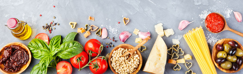 Frutas e verduras em cima de um fundo cinza