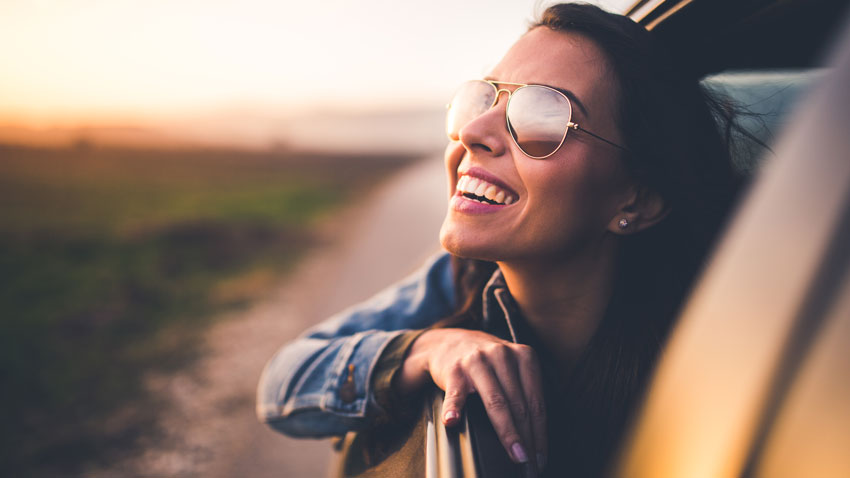 Mulher de culos na janela do carro sorrindo