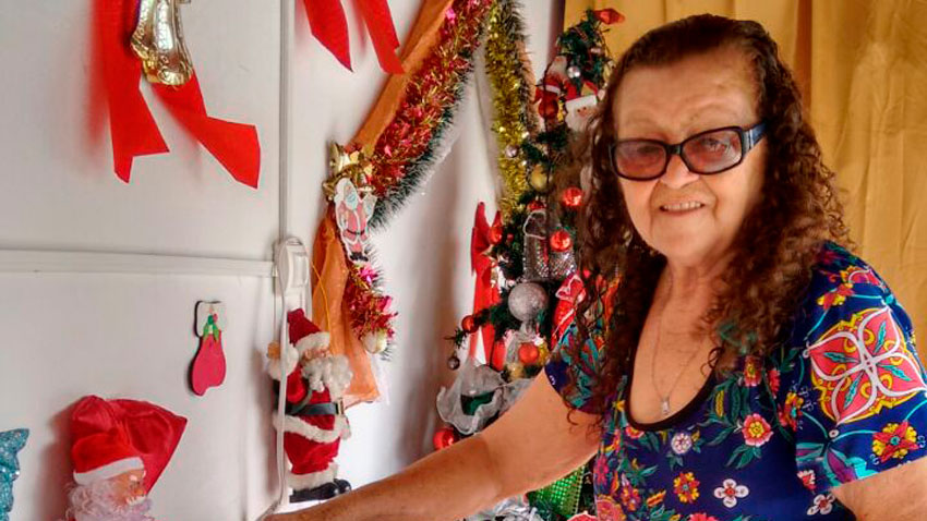 Cliente Dona Maria do Carmo decorando um ambiente natalino