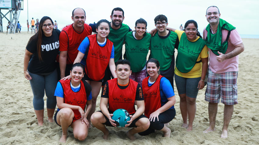 Colaboradores da Unimed Fortaleza posando para foto aps o jogo de futebol da gincana