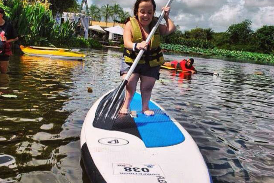 Livia Vasconcelos no stand up paddle