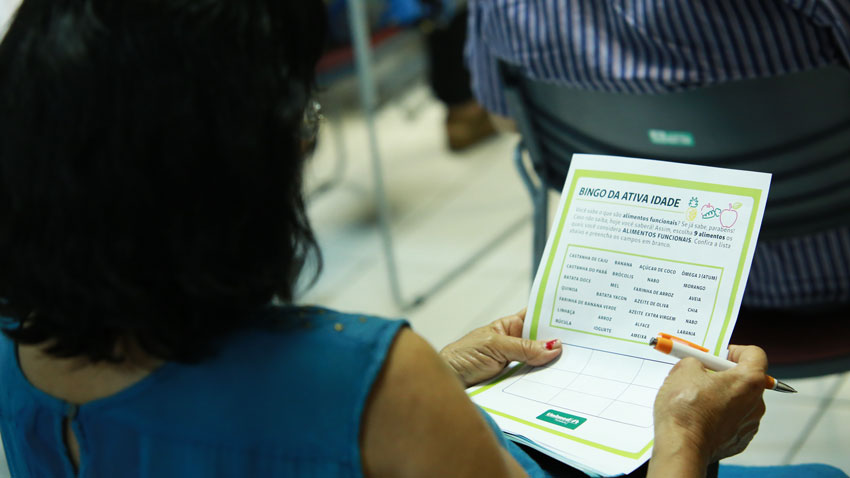 Participante segurando cartela do bingo diferente