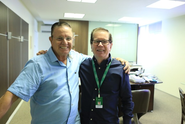 Um dos nossos clientes posando para foto com o Presidente Dr. Joo Borges