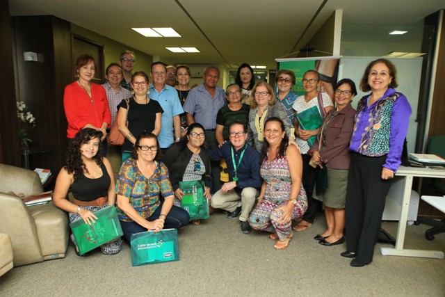 Participantes do Amigos da Marca posando para foto junto com o presidente da Unimed Fortaleza, Dr. Joo Borges