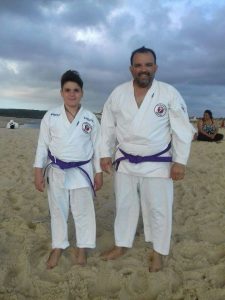Cliente Helder Pontes e seu filho com roupas de karatê