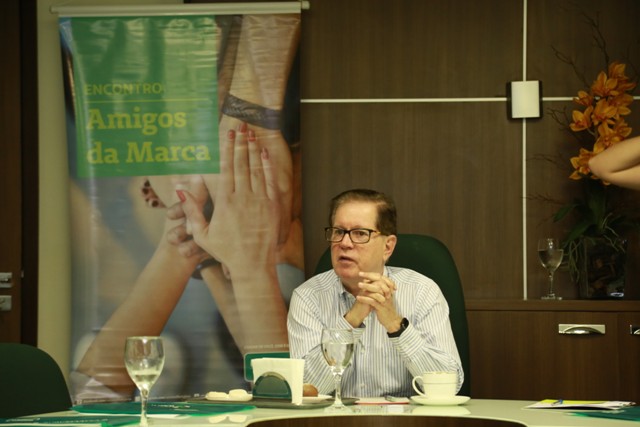 Presidente da Unimed Fortaleza, Dr. Joo Borges, sentado com os braos apoiados na mesa