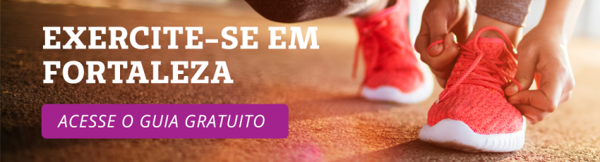 Banner com a imagem de uma mulher amarrando um tênis. Ao lado, está escrito "Exercite-se em Fortaleza. Acesse o guia gratuito".