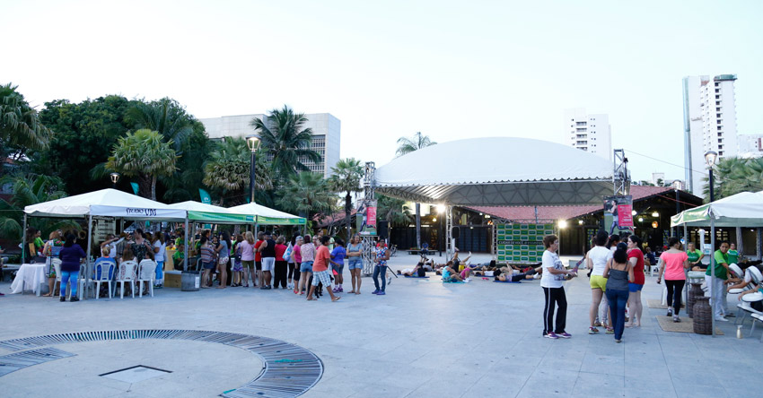 Foto de um evento do Dia das Mes na Praa Luiza Tvora em 2016