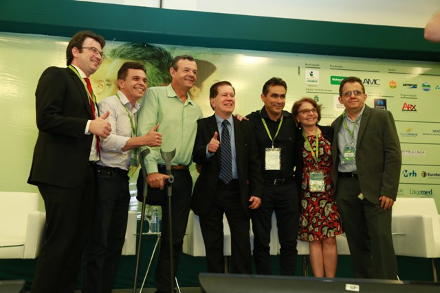 O palestrante Lars Grael junto com os diretores e o presidente da Unimed Fortaleza, Dr. João Borges.