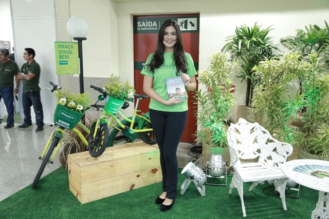 Praça Viver Bem, montada exclusivamente para o 1º Congresso Médico Unimed Fortaleza, com as bicicletadas compartilhadas, plantas e cadeiras, formando um local de descontração e descanso.