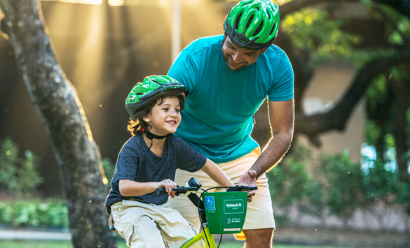 Foto de pai com filho na mini bicicleta